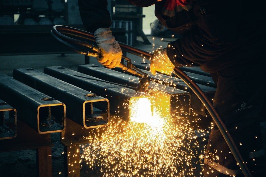 Werker last zware stalen profielen met felle vonken