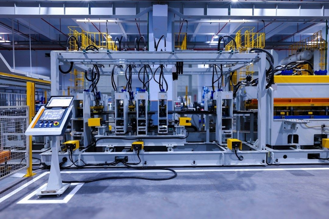 Industriële plaatbewerkingsmachine met meerdere kantstations en bedieningspaneel