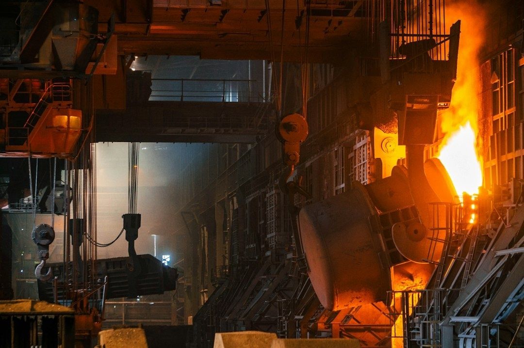 Gloeiend heet staal in een industriële hal met hijsinstallaties